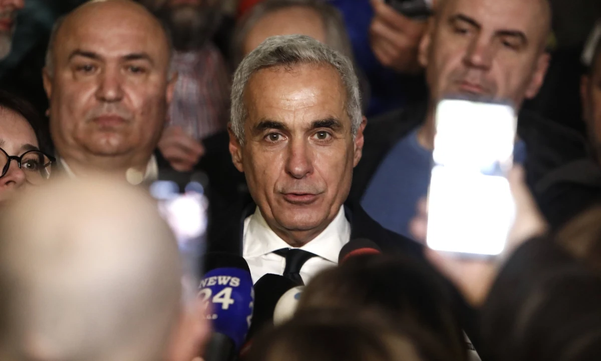 Skrajnie prawicowy kandydat na prezydenta Rumunii Calin Georgescu został zatrzymany przez policję. Polityk został przewieziony do Prokuratury Generalnej, gdzie zostanie przesłuchany. Wydano wobec niego nakaz aresztowania.