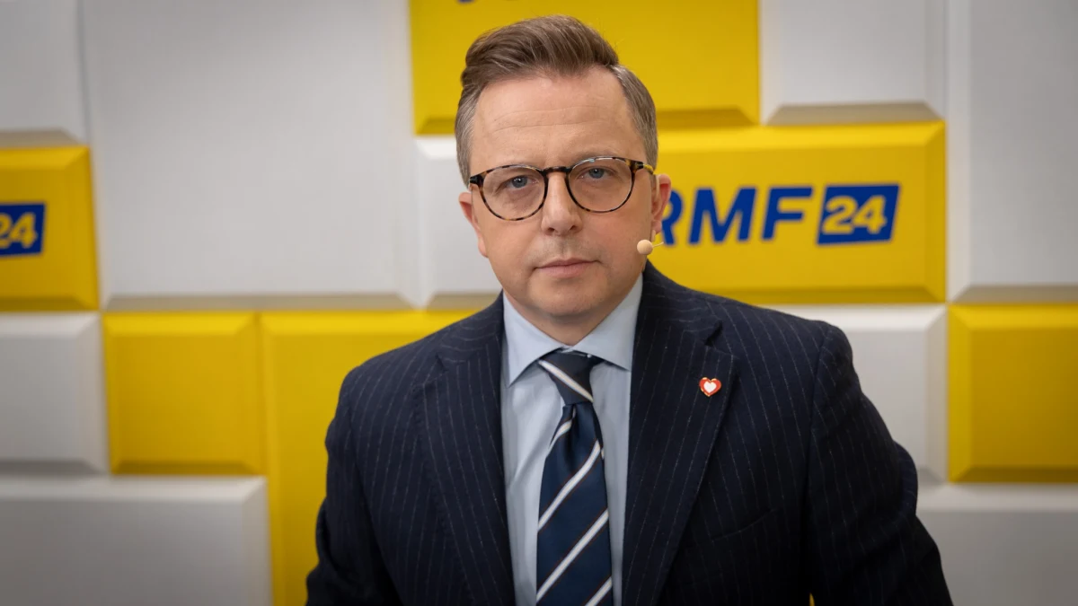 "Pomysł organizacji tzw. wyborów kopertowych wyszedł ze sztabu wyborczego Andrzeja Dudy. Pan Bielan zadzwonił do pana Kaczyńskiego (...). Znaleźli instytucję, która miała to przeprowadzić. Oczywiście Poczta Polska nie była do tego przygotowana" - mówił w Rozmowie o 7:00 w Radiu RMF24 europoseł Koalicji Obywatelskiej Dariusz Joński. "Mateusz Morawiecki miał trzy opinie prawne. W momencie podpisywania decyzji wszystkie trzy mówiły mu o tym, żeby tego nie robił. Jedna z nich dokładnie nawet wskazywała, co go czeka, jeśli to podpisze, że grozi mu odpowiedzialność karna, majątkowa i konstytucyjna" - mówił polityk KO w rozmowie z Piotrem Salakiem. 