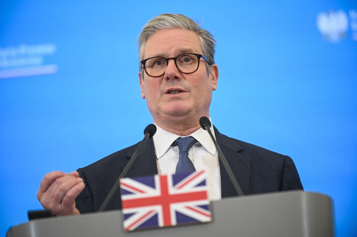 Jeszcze w środę brytyjski premier Keir Starmer odleci do Waszyngtonu. W czwartek spotka się tam z amerykańskim prezydentem Donaldem Trumpem. W kontekście Ukrainy szef brytyjskiego rządu pragnie być pośrednikiem między Europą a Stanami Zjednoczonymi. Nie będzie to jednak łatwe zadanie. Londyn z Waszyngtonem łączą tzw. specjalne relacje, która podyktowane są historycznymi i kulturowymi uwarunkowaniami. 