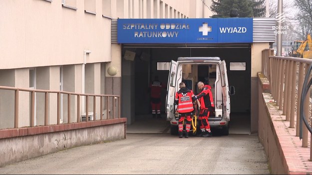 Znów brutalny atak na ratownika medycznego. Tym razem na SOR-ze w Zielonej Górze w województwie lubuskim. Pijany 29-latek trafił na oddział i rzucił się z pięściami na medyka, łamiąc mu żebra. Mężczyzna miał przy sobie środki odurzające, został aresztowany. Grozi mu do 10 lat więzienia. Materiał dla "Wydarzeń" przygotowała Klaudia Syrek.