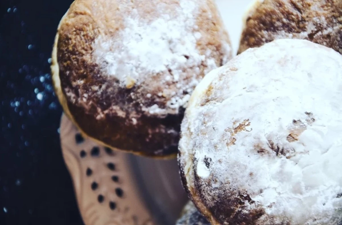 Szybki przepis na pączki nie istnieje? Puszyste, miękkie i posypane cukrem pudrem przysmaki, którymi lubimy zajadać się w Tłusty Czwartek, można łatwo przygotować w domu. Sami sprawdźcie!