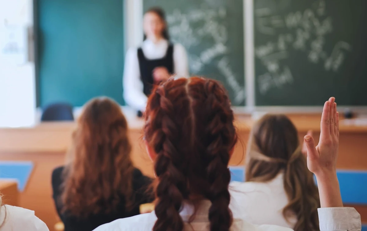 Nauczycielom należy się wynagrodzenie za nadgodziny - orzekł dziś Sąd Najwyższy. Zdaniem sądu, praca wykonywana przez nauczyciela ponad normę czasu pracy z Karty nauczyciela jest pracą w godzinach nadliczbowych w rozumieniu Kodeksu pracy. 