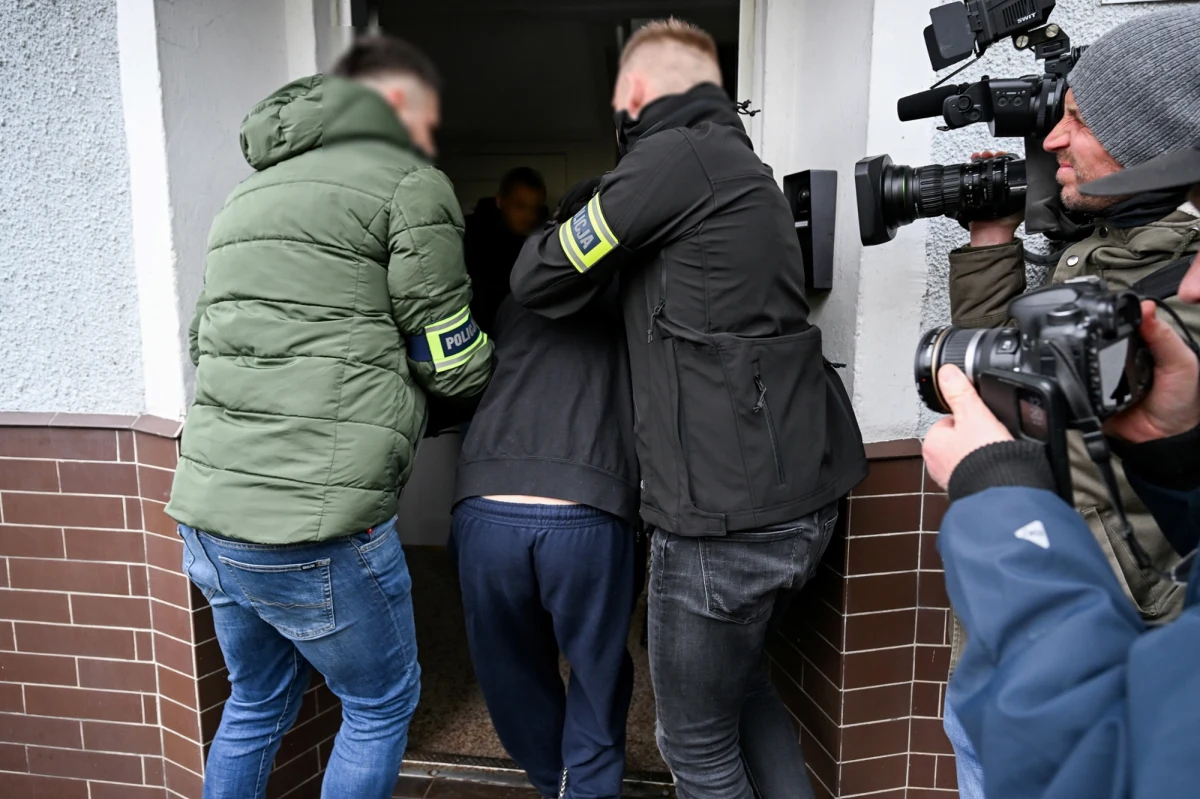 Zarzut zabójstwa 47-letniej mieszkanki Bornego Sulinowa usłyszał w Prokuraturze Rejonowej w Szczecinku syn kobiety. Ciało nauczycielki z widocznymi obrażeniami głowy znalazła we wtorek w mieszkaniu jej bliska koleżanka z pracy. Jeszcze tego samego dnia policja zatrzymała jedną osobę - syna zmarłej. 