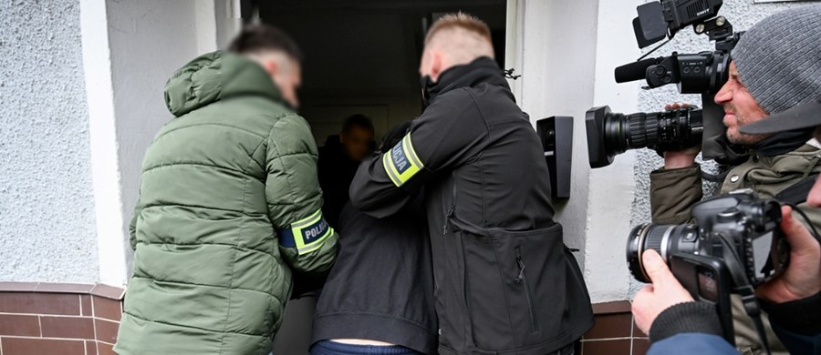 Zarzut zabójstwa 47-letniej mieszkanki Bornego Sulinowa usłyszał w Prokuraturze Rejonowej w Szczecinku syn kobiety. Ciało nauczycielki z widocznymi obrażeniami głowy znalazła we wtorek w mieszkaniu jej bliska koleżanka z pracy. Jeszcze tego samego dnia policja zatrzymała jedną osobę - syna zmarłej. 