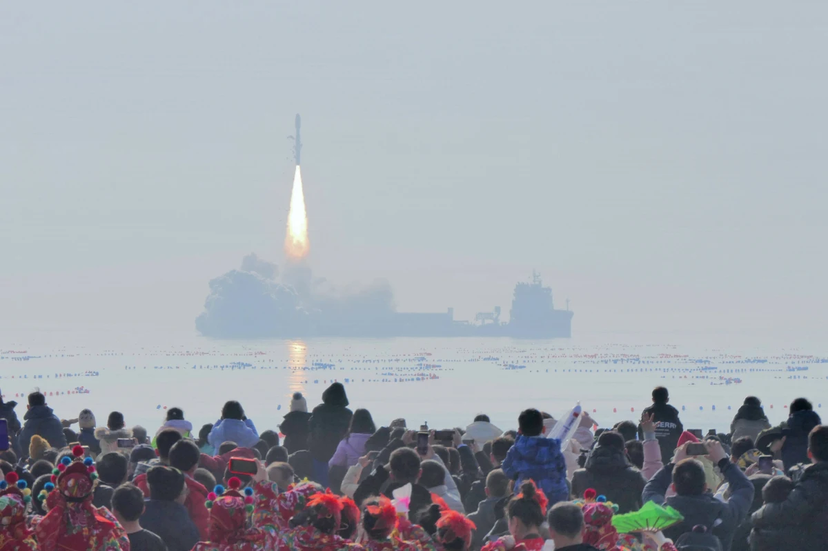 "Części chińskiej rakiety Jielong mogą wejść w atmosferę ziemską 27 lutego" - poinformowała w środę Polska Agencja Kosmiczna (POLSA). Nad Polską szczątki rakiety mogą się pojawić ok. godz. 11.30, jednak najprawdopodobniej wcześniej spłoną w atmosferze. "Masa górnego stopnia rakiety - po wykonaniu misji - szacowana jest na 500 kg, co stanowi niskie ryzyko przetrwania jej fragmentów (...)" - dodano. 