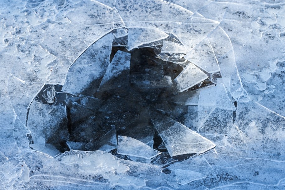 Tragedia na jeziorze Skarlińskim. Lód załamał się pod mężczyzną