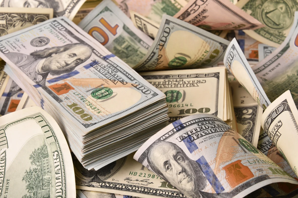 Elon Musk, dyrektor generalny Tesli i Space X, został uznany za najbogatszego człowieka na świecie w rankingu "Wall Street Journal". Jego majątek szacuje się na 419,4 mld dol. Musk wyprzedził znacznie Jeffa Bezosa, założyciela Amazona, który zajął drugie miejsce z majątkiem wynoszącym 263,8 mld dol.