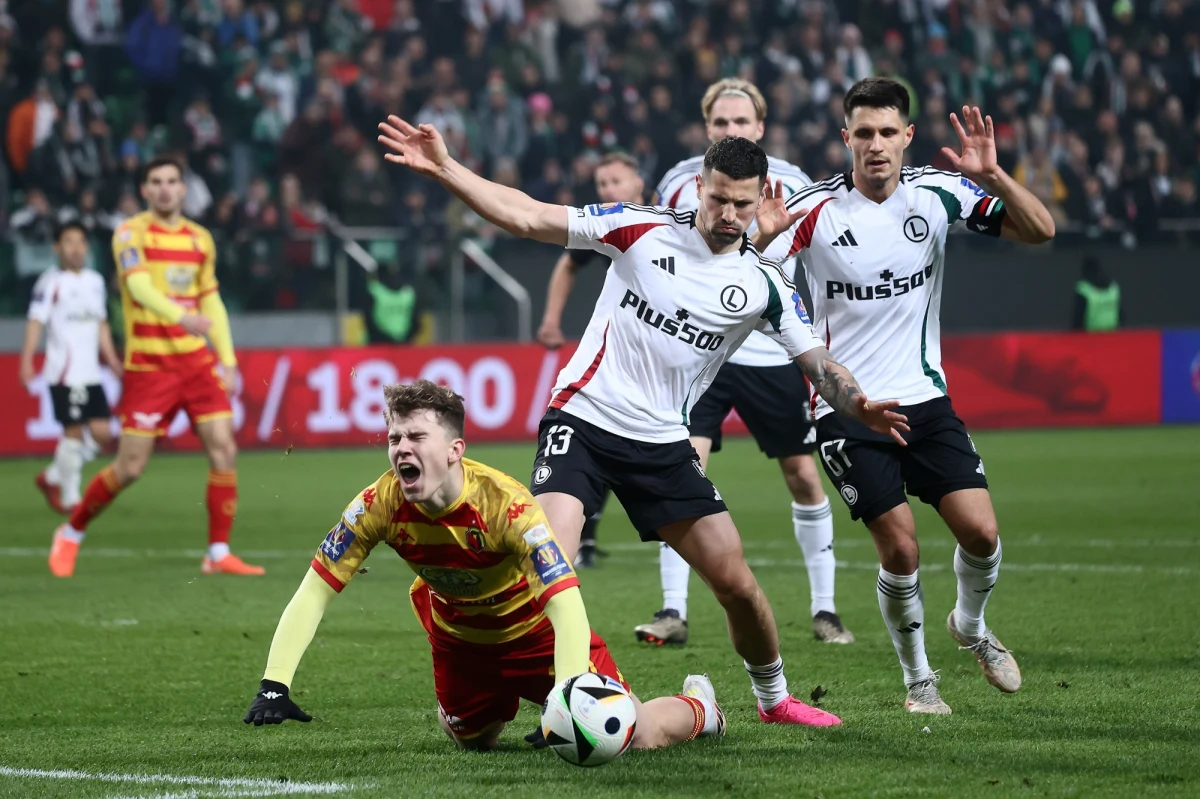 Legia Warszawa pokonała w środę Jagiellonię Białystok 3:1, awansując tym samym do półfinału Pucharu Polski. Mecz był pełen kontrowersji i niespodziewanych zwrotów akcji.