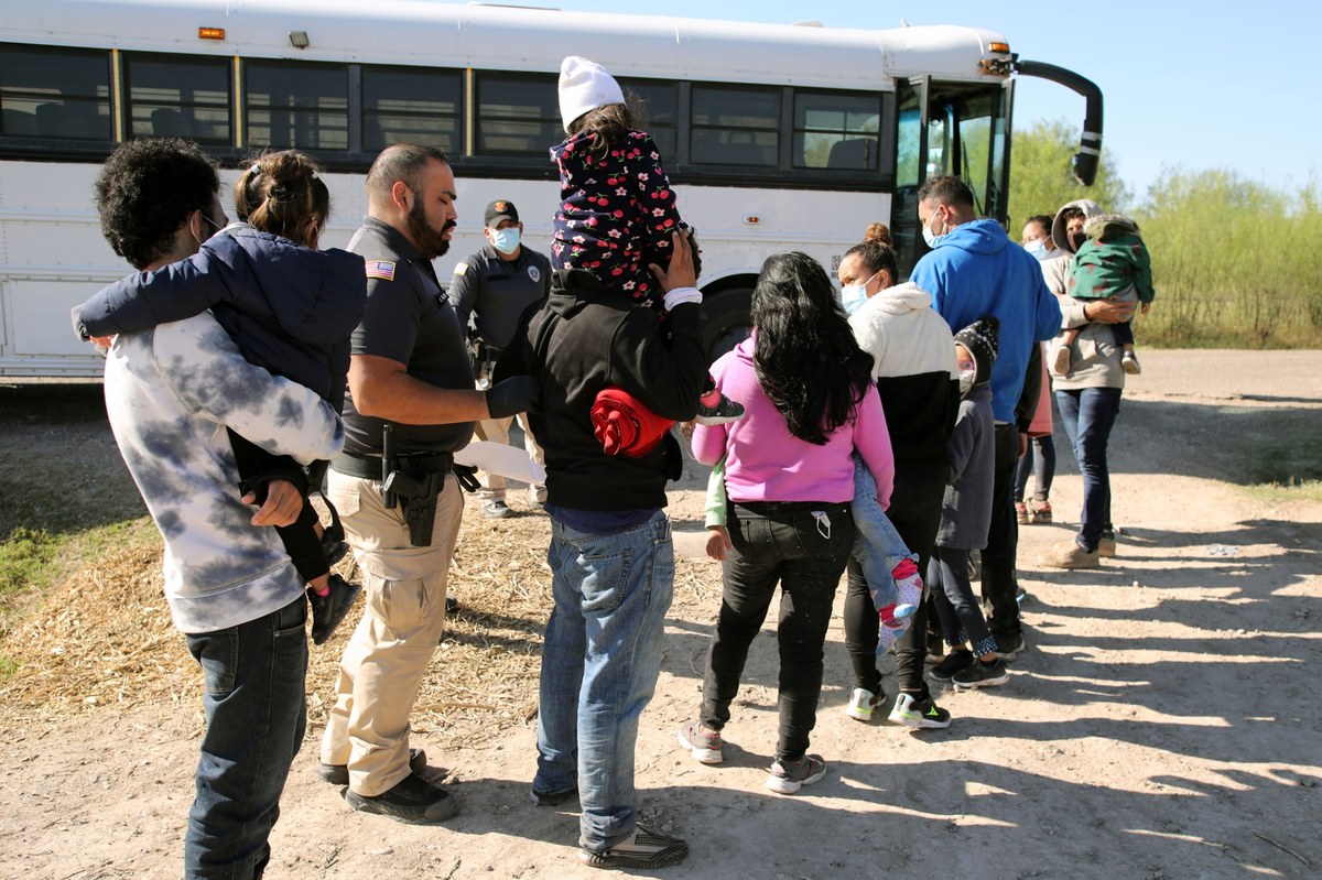 Amerykański Urząd ds. Obywatelstwa i Imigracji Departamentu Bezpieczeństwa Krajowego (DHS) poinformował, że na wszystkich osobach w wieku 14 lat i starszych, które nie mają legalnego statusu, będzie ciążył obowiązek rejestracji. Tym, którzy się uchylą, może grozić grzywna lub więzienie. Rejestracji towarzyszyć będzie pobieranie odcisków palców i odnotowanie adresu. Rodzice i opiekunowie dzieci poniżej 14. roku życia muszą dopełnić za nich ten obowiązek.