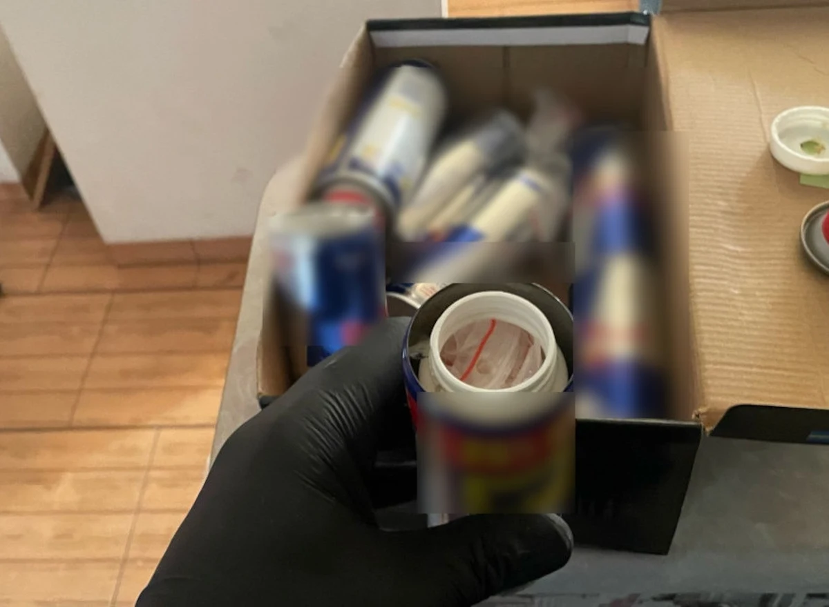 Policjanci z warszawskiej Woli zatrzymali dilera, który rozprowadzał narkotyki w puszkach po popularnym energetyku. Mężczyzna usłyszał zarzuty w związku z posiadaniem znacznej ilości substancji psychotropowych.