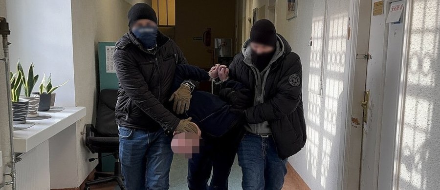 Warszawianki powinny czuć się już bezpieczniej - zapewnia stołeczna policja. Po serii morderstw starszych kobiet w stolicy zatrzymano najpewniej ich sprawców - Polaka i Ukraińca. Ujawniono, że byli oni hydraulikami, a swoje ofiary poznali, wykonując w domach seniorek drobne naprawy.