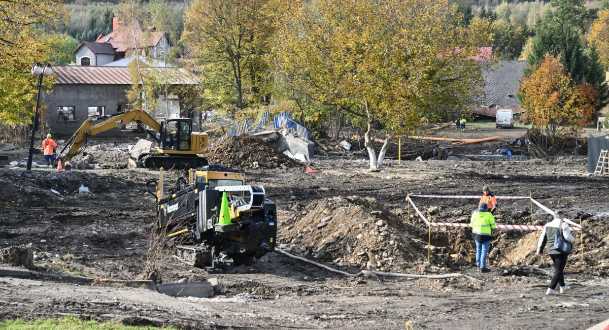 Trzy miesiące intensywnej pracy ekspertów i w końcu jest - chodzi o plan zabezpieczenia terenów popowodziowych przed kolejnym kataklizmem. Mieszkańcy czekali na ten projekt od września. Każdy deszcz wywołuje tam strach przed powtórką z zeszłego roku. Będą musieli się jednak uzbroić w cierpliwość, bo budowa nowej infrastruktury będzie trwać latami.