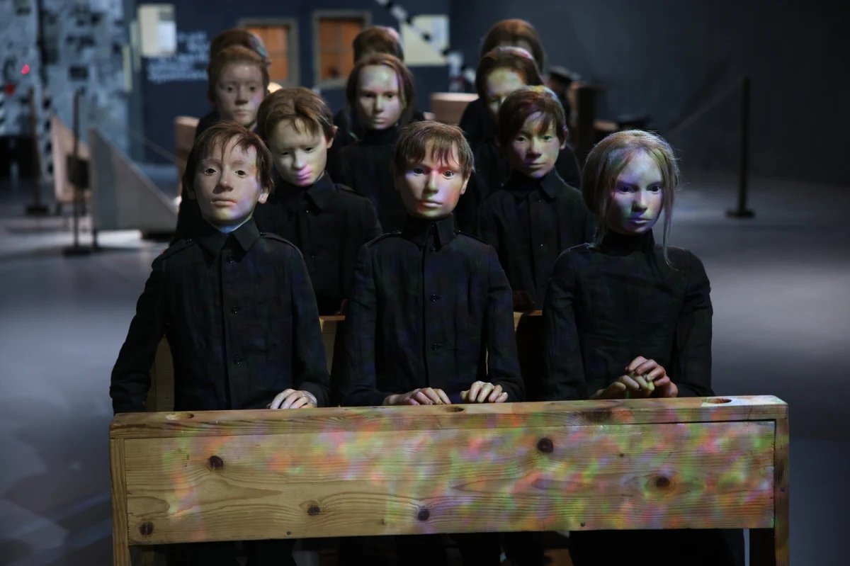 Krakowska Cricoteka, instytucja kultury poświęcona postaci Tadeusza Kantora, zorganizowała wystawę w 50. rocznicę premiery spektaklu "Umarła klasa". Przedstawienie można obejrzeć na towarzyszącym wystawie nagraniu. Oprócz archiwaliów i pamiątek związanych z przedstawieniem, przy ul. Nadwiślańskiej można też zobaczyć interaktywną instalację Krzysztofa Garbaczewskiego.