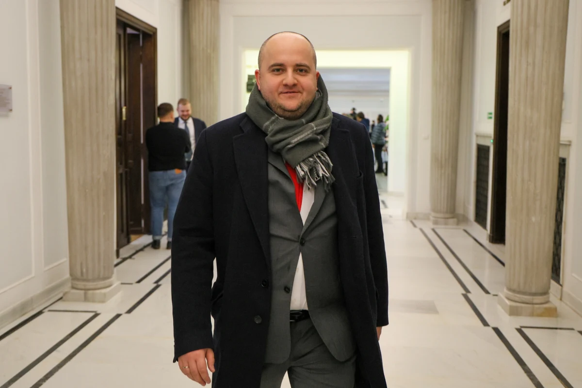 "Poważnie rozważam zrezygnowanie z immunitetu poselskiego" - powiedział Dariusz Matecki, któremu prokuratura chce postawić sześć zarzutów związanych z Funduszem Sprawiedliwości i fikcyjnym zatrudnieniem w Lasach Państwowych. W rozmowie w Radiu RMF24 polityk PiS twierdzi, że nie zna jeszcze treści wniosku o uchylenie mu immunitetu, ma jednak zamiar się bronić.