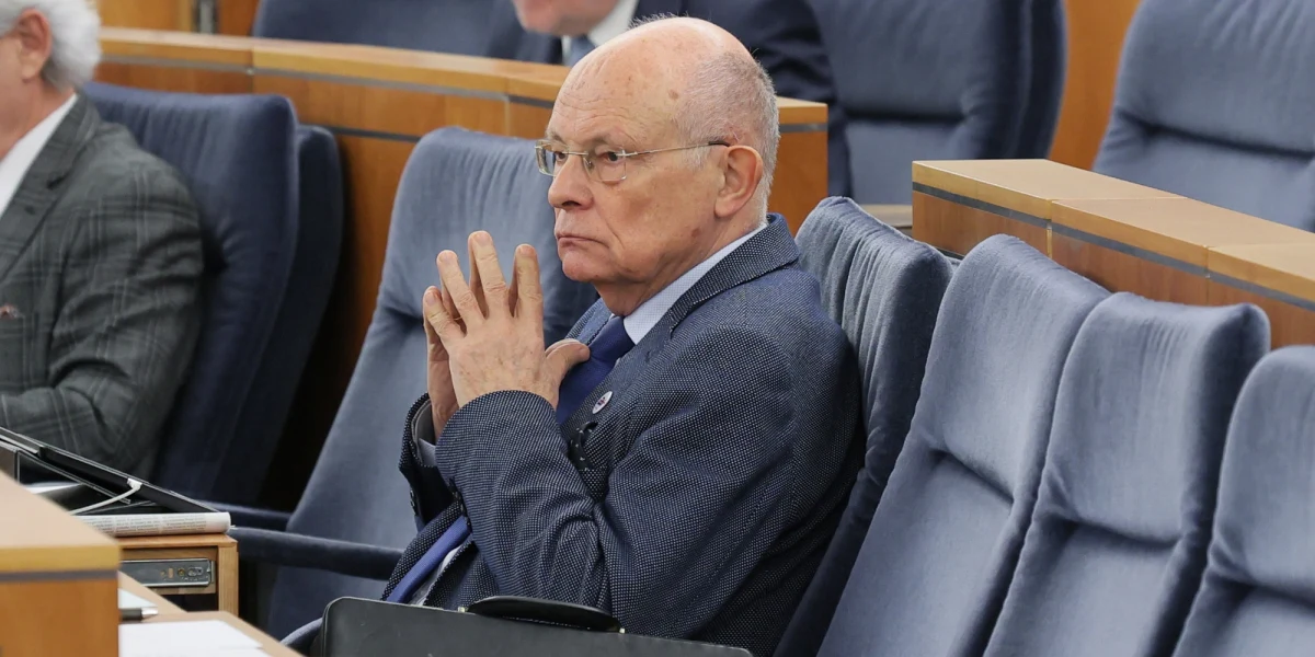 "Wymiana handlowa między USA a Europą nie jest równa: więcej eksportujemy, niż importujemy. Nałożenie ceł siłą rzeczy będzie bardziej bolało Europę niż USA. Ceny wzrosną, tego się nie da uniknąć" - mówił Marek Borowski, senator i były minister finansów w Rozmowie o 7:00 w Radiu RMF24. Gość Piotra Salaka mówił również o "wykluwającym się myśleniu europejskim". "W paru dziedzinach, takich jak na przykład Zielony Ład, wysforowaliśmy się zbyt daleko do przodu" - powiedział polityk.