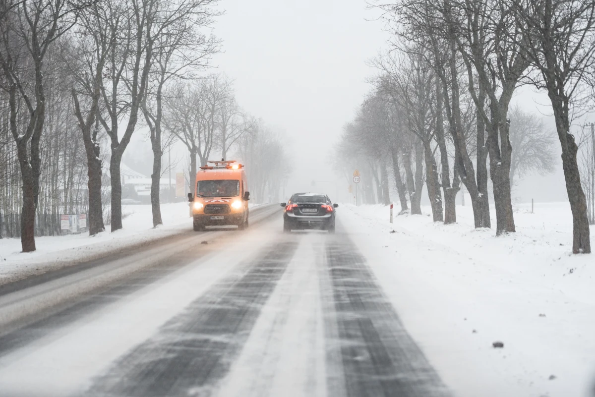Instytut Meteorologii i Gospodarki Wodnej wydał ostrzeżenia pierwszego stopnia przed gęstą mgłą na północy kraju. Z kolei z intensywnymi opadami śniegu oraz oblodzeniem dróg i chodników będą się zmagać mieszkańcy województwa małopolskiego i śląskiego.