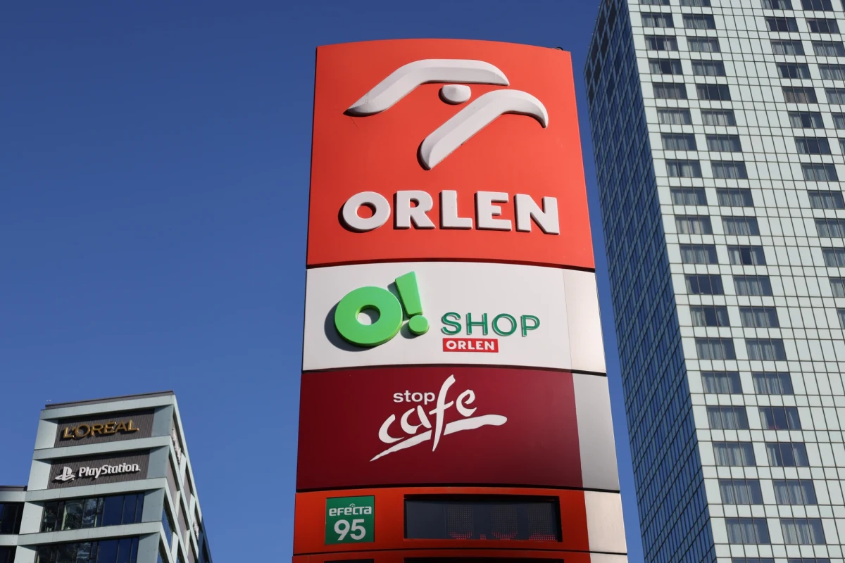 7,95 mld złotych - tyle wyniósł zysk netto Grupy Orlen w 2024 roku. To mniej niż rok wcześniej, kiedy spółka zarobiła 20,97 mld złotych. Mimo tego spadku, firma podzieli się hojniej zyskami z akcjonariuszami, zapowiadając większą dywidendę. Cena akcji w efekcie rośnie o cztery procent.