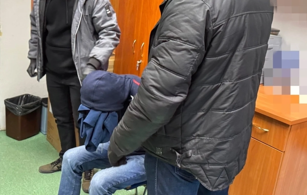 Dwaj podejrzani w sprawie serii zabójstw starszych kobiet w Warszawie zostali aresztowani. 43-letni Polak i 33-letni Ukrainiec spędzą w areszcie najbliższe trzy miesiące. Obaj zajmowali się drobnymi naprawami, w tym hydrauliką i w ten sposób poznali swoje ofiary. Mężczyźni przyznali się do popełnienia wszystkich zarzucanych im czynów, jednak ich zeznania znacznie się różnią.