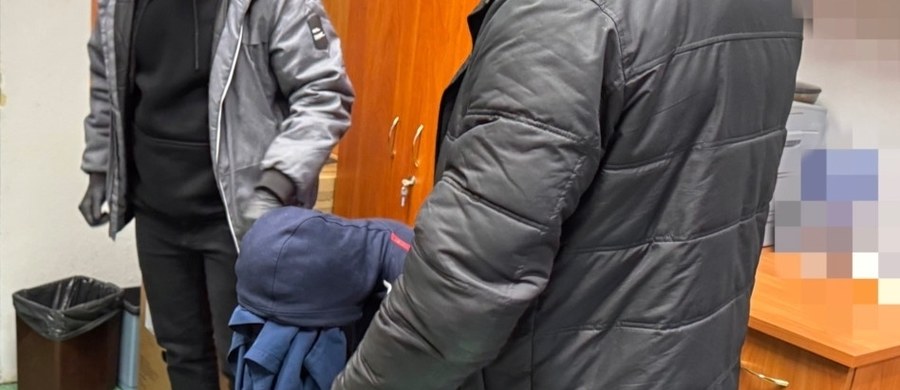 Dwaj podejrzani w sprawie serii zabójstw starszych kobiet w Warszawie zostali aresztowani. 43-letni Polak i 33-letni Ukrainiec spędzą w areszcie najbliższe trzy miesiące. Obaj zajmowali się drobnymi naprawami, w tym hydrauliką i w ten sposób poznali swoje ofiary. Mężczyźni przyznali się do popełnienia wszystkich zarzucanych im czynów, jednak ich zeznania znacznie się różnią.