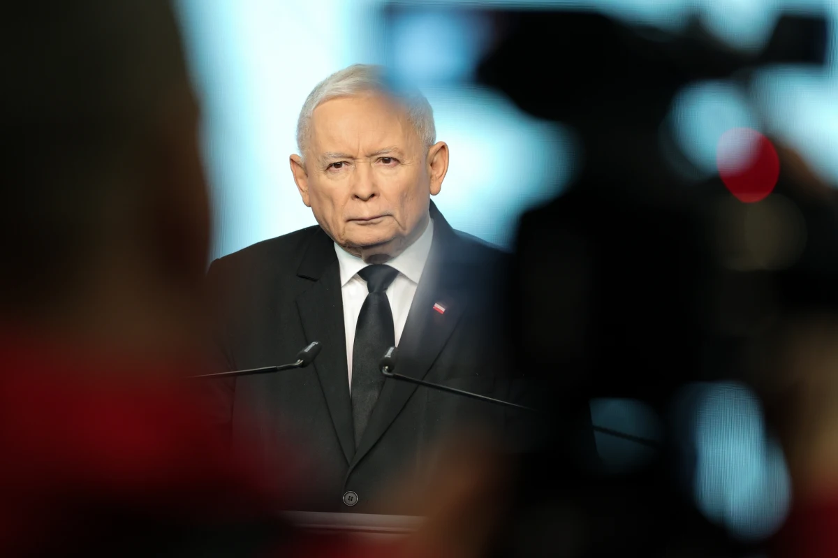 Lubelski NFZ żąda wyjaśnień od dyrekcji szpitala wojewódzkiego w Lublinie w sprawie pobytu prezesa PiS na oddziale kardiologii. Jarosław Kaczyński został przyjęty do placówki najpierw jako pacjent NN (osoba o nieustalonej tożsamości). Media donoszą, że dla polityka zamknięto pół oddziału.