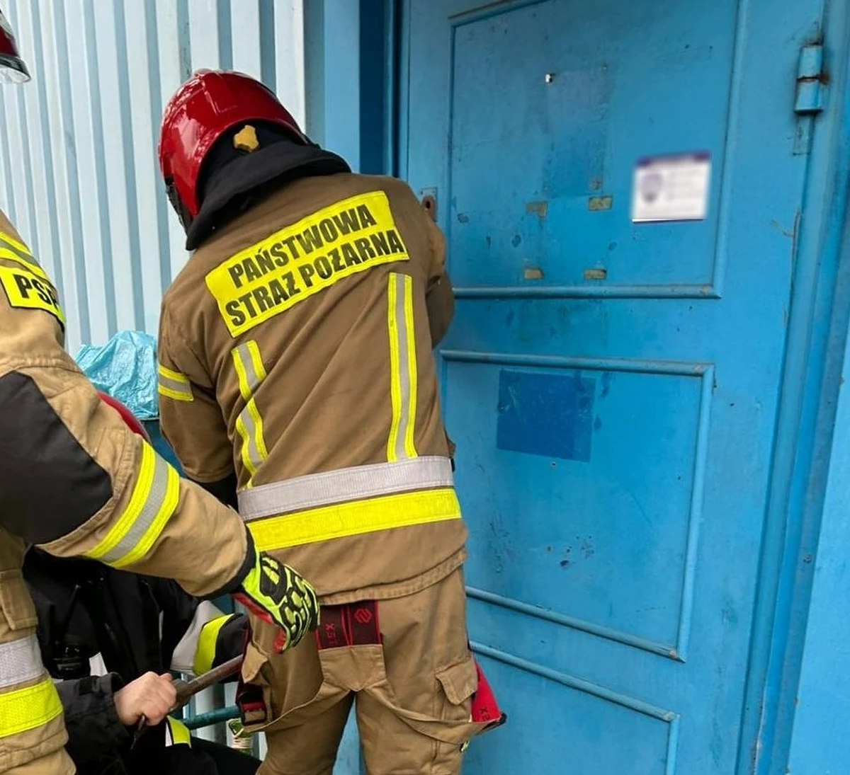 Gdańscy policjanci wspólnie z pracownikami Miejskiego Ośrodka Pomocy Rodzinie interweniowali w sprawie kobiety, która zamknęła się ze swoim czteromiesięcznym dzieckiem w pustostanie. Strażacy musieli wyważyć drzwi. Dziecko trafiło do szpitala. 