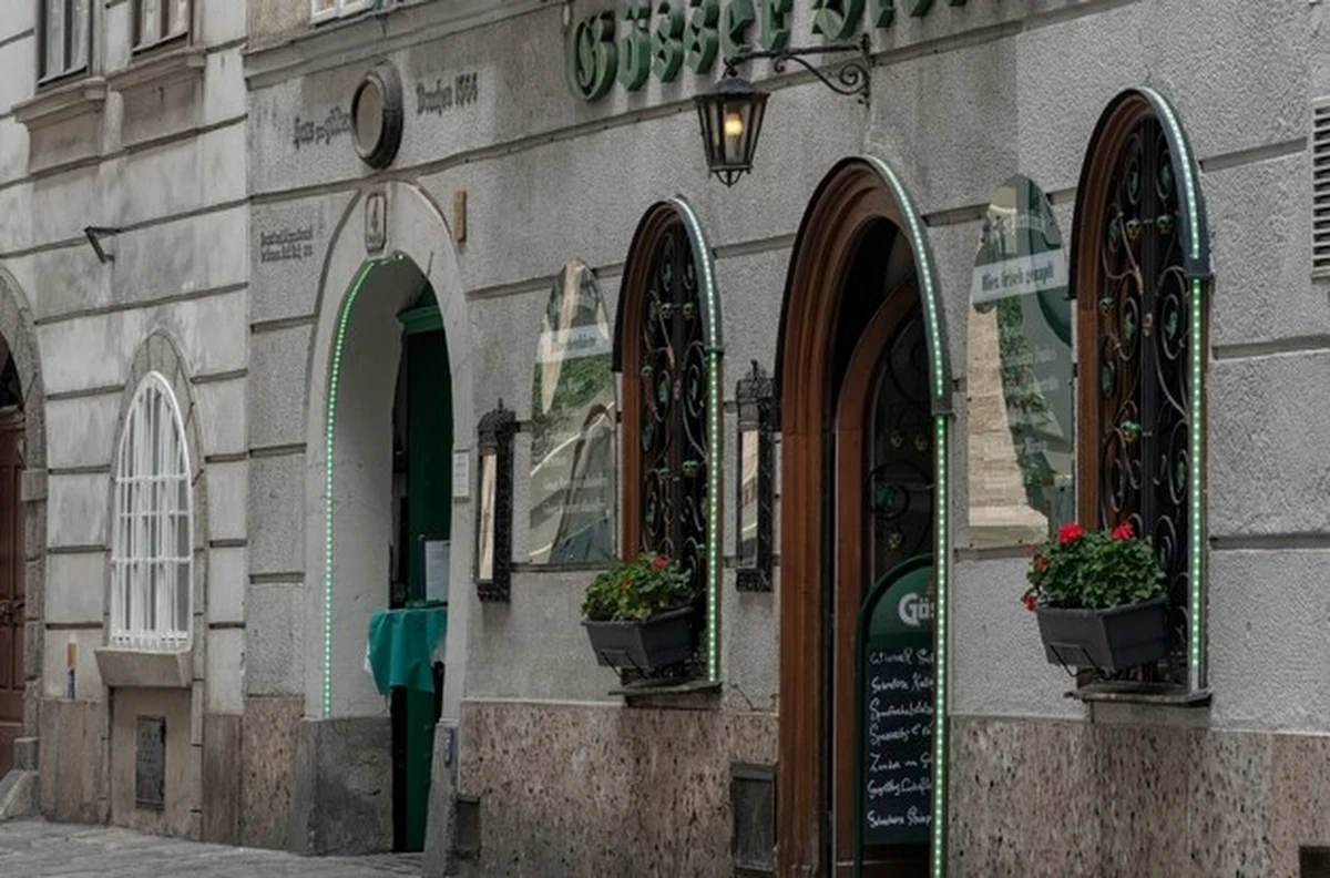 Wiedeń żegna się z jednym ze swoich najstarszych i najbardziej cenionych skarbów – restaurację Goesser Bierklinik. Lokal, który przez niemal pół tysiąclecia był świadkiem kluczowych momentów w historii miasta, zamyka swoje drzwi. 