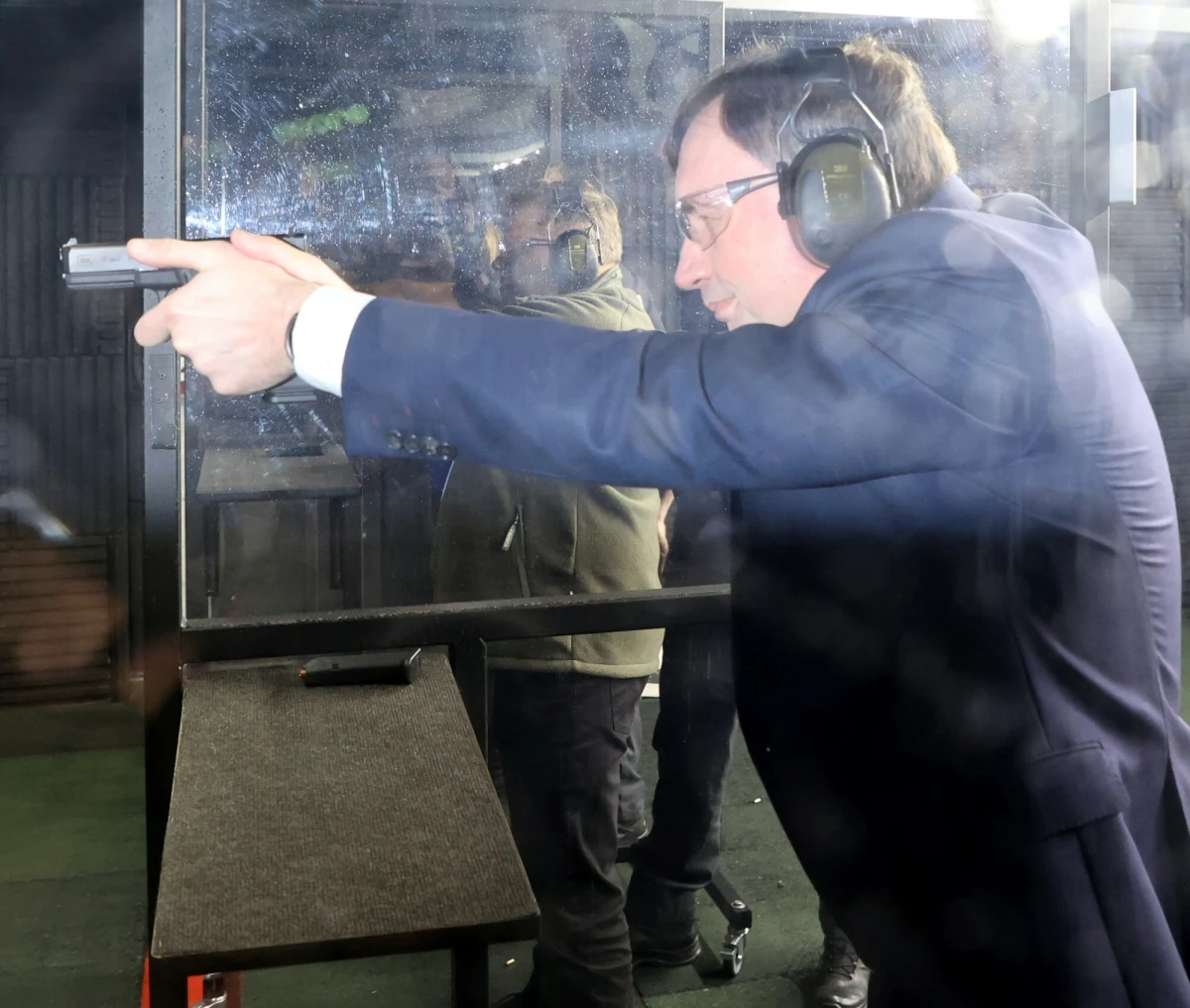 Zbigniew Ziobro nie straci pozwolenia na broń. Jak dowiedział się reporter RMF FM Krzysztof Zasada, policja nie będzie weryfikować jego uprawnień. Szef MSWiA zlecił policji analizę po wypowiedzi byłego ministra sprawiedliwości, który - reagując na decyzję o doprowadzeniu go na komisję śledczą do Sejmu - ostrzegł, że ma arsenał, którym mógłby się bronić. 