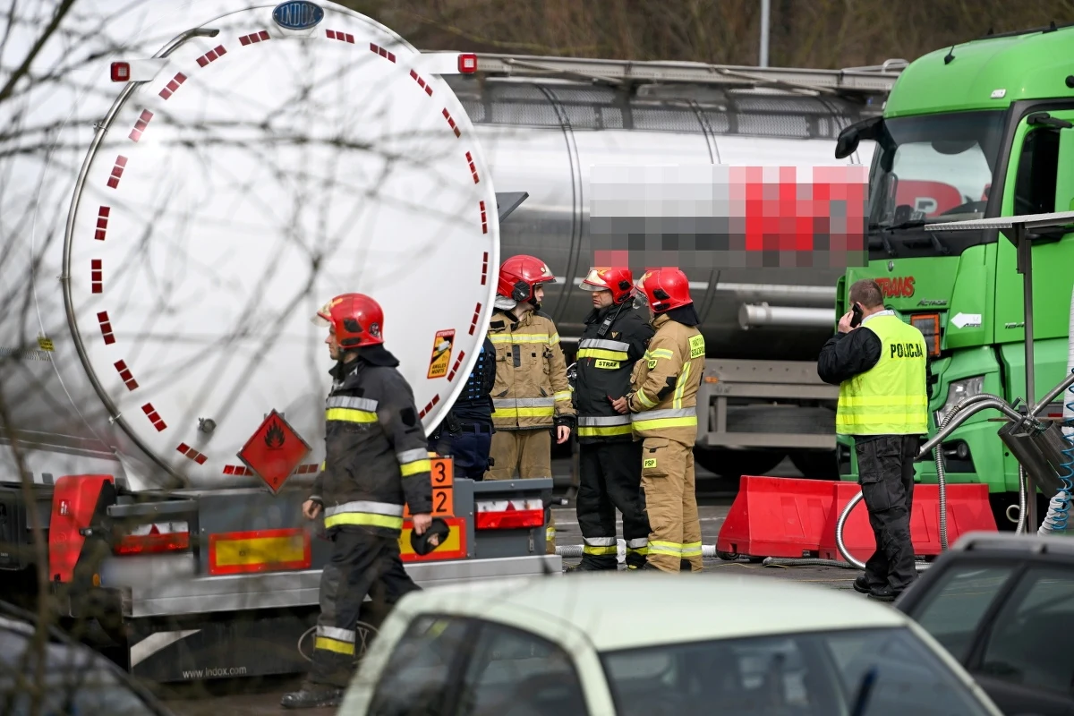 Węzeł Szczecin-Zachód jest już otwarty. Służby zakończyły przepompowywanie gazu z rozszczelnionej cysterny przy autostradzie A6 w okolicy przejścia granicznego w Kołbaskowie.  
