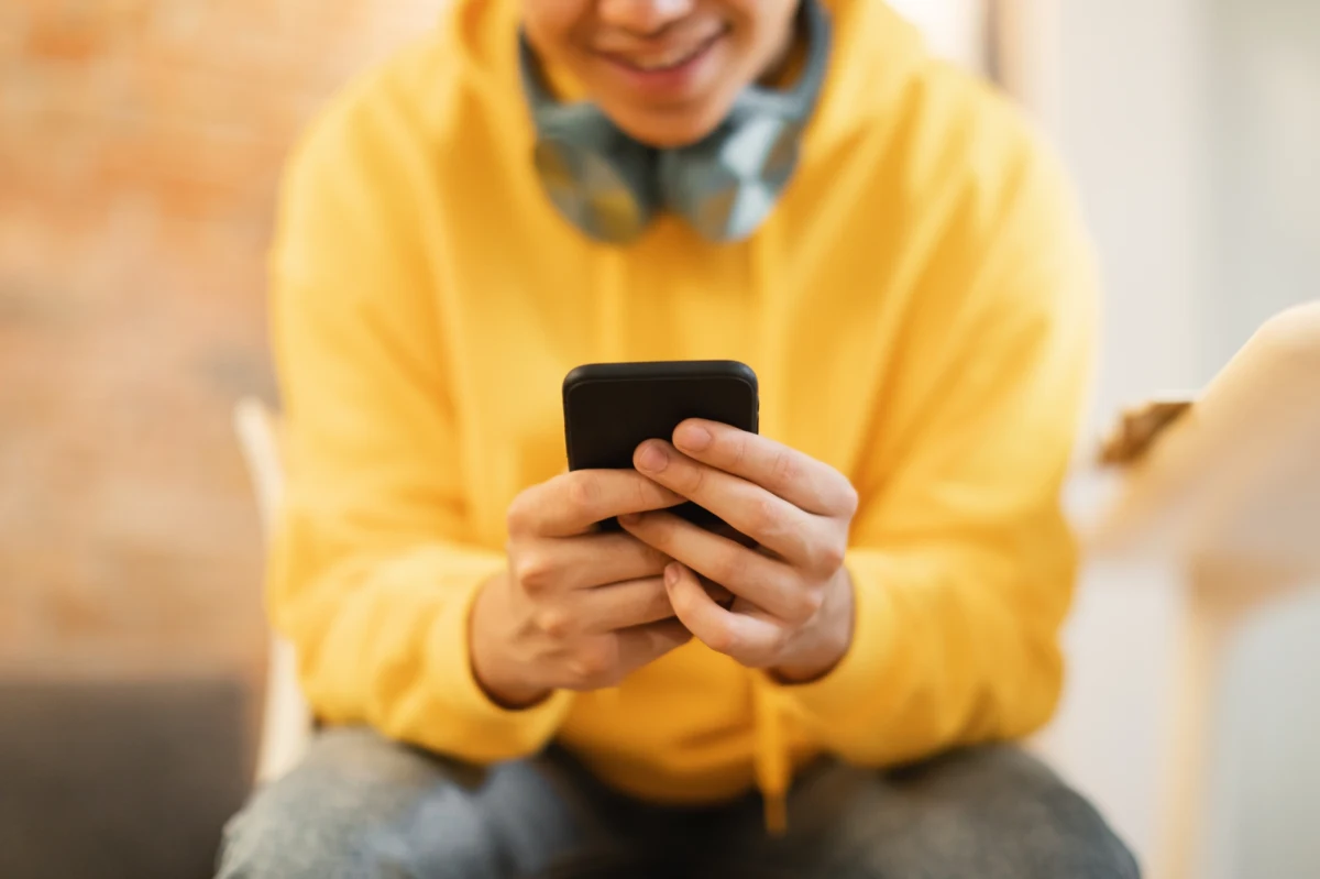 "Finsta", GRWM, a może "poggers"? Co oznaczają młodzieżowe słowa używane na Wyspach? Brytyjki dziennik "The Daily Mail" opublikował listę 22 najbardziej popularnych słów używanych przez nastolatków, których ich rodzice nie mają prawa rozumieć. 