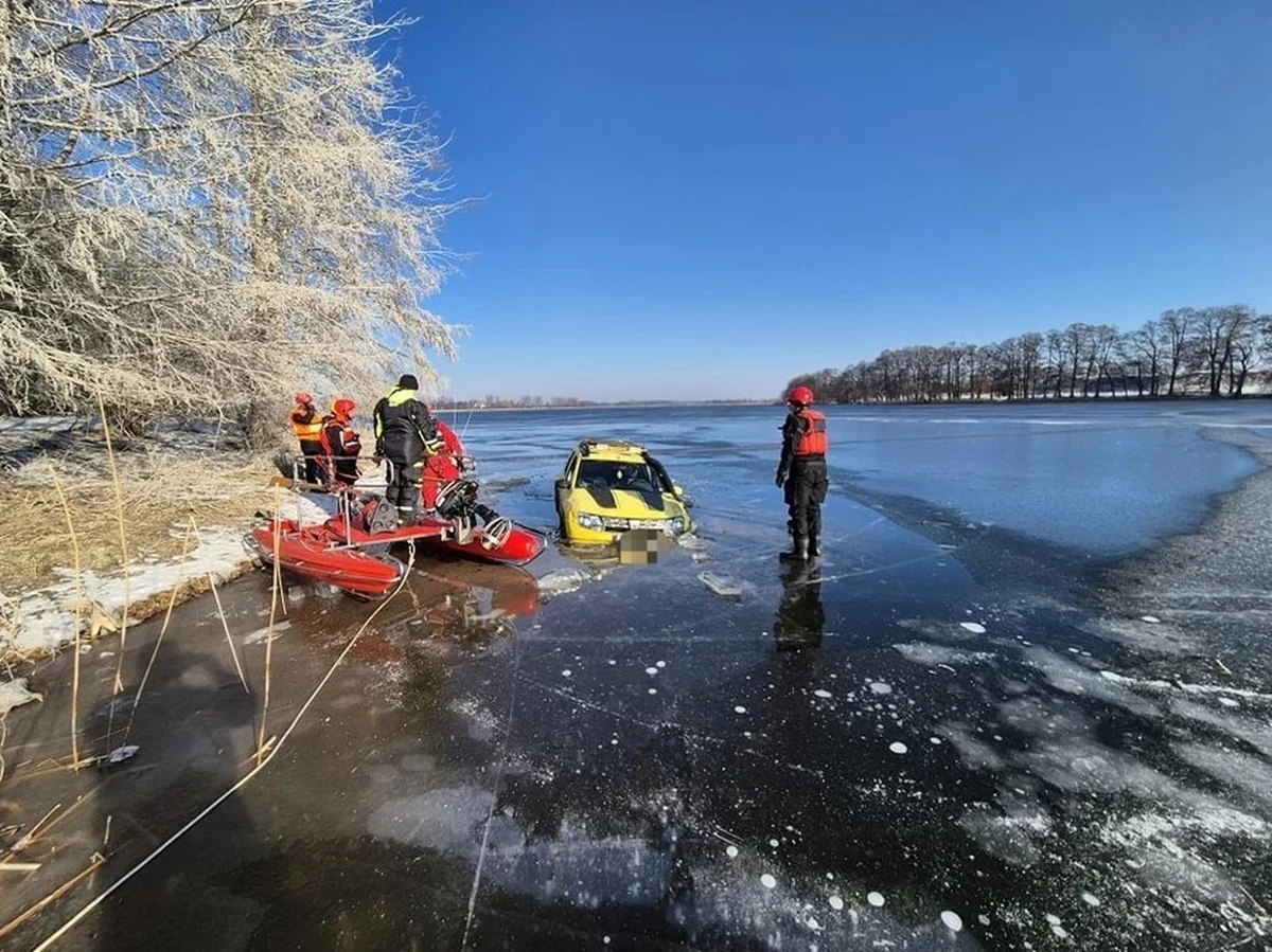 Mamy nowe informacje w sprawie auta, które w miniony weekend utknęło na tafli zamarzniętego Jeziora Lednickiego. Według ustaleń reportera RMF FM samochód może zostać na jednej z wysp nawet do wiosny. 46-letni kierowca z Pobiedzisk był nietrzeźwy i usłyszał zarzuty.