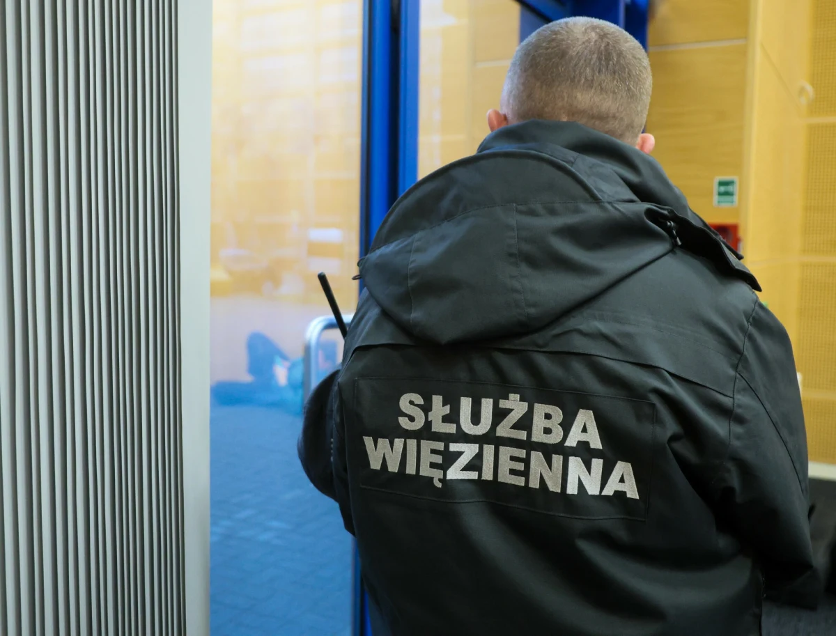 W przyszłą środę odbędzie się spotkanie ze związkami działającymi w Służbie Więziennej - informuje Ministerstwo Sprawiedliwości. W ten sposób resort Adama Bodnara reaguje na informację o rozpoczęciu protestu w tej formacji. Funkcjonariusze Służby Więziennej domagają się dodatków mieszkaniowych - takich, jakie dostają żołnierze.