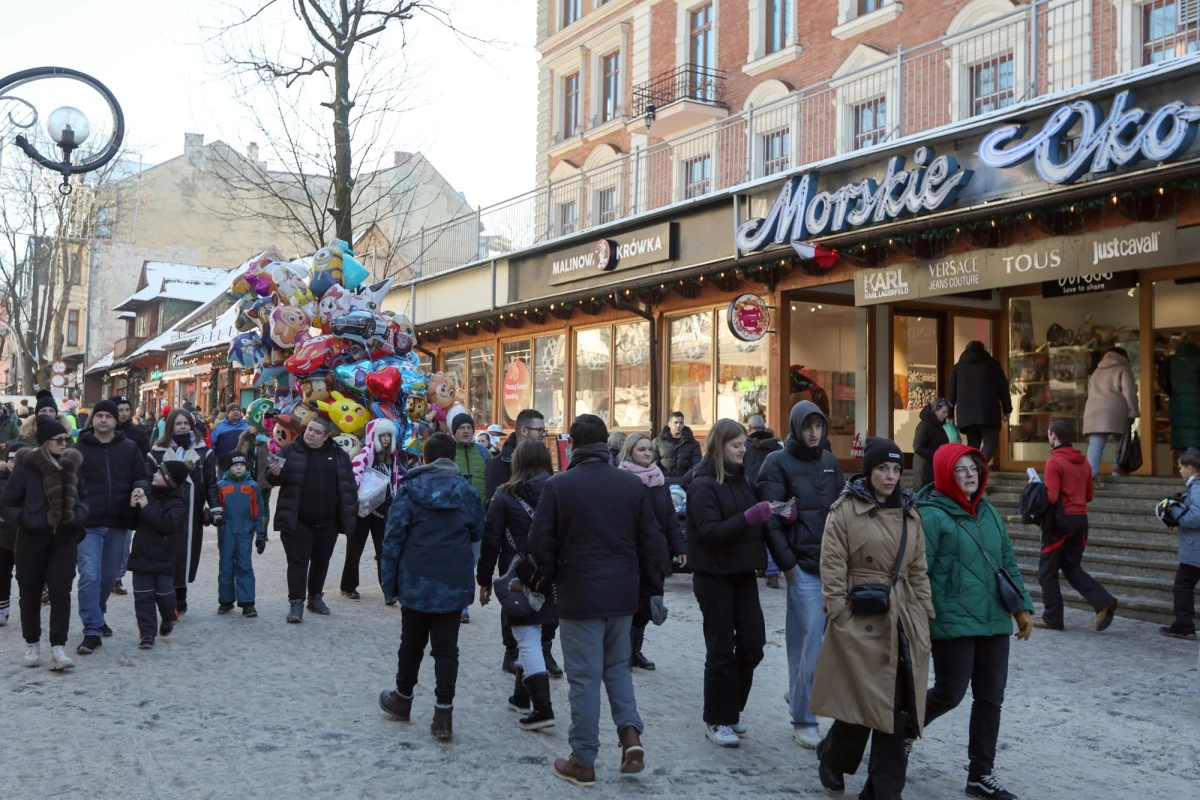 Rada Miasta Zakopane jednogłośnie podjęła uchwałę, która aktualizuje przepisy o Parku Kulturowym obszaru ulicy Krupówki. Nowe regulacje precyzują zasady prowadzenia działalności artystycznej i handlowej na deptaku. Zmiany uderzą m.in. w muzykujących na Krupówkach i budzących kontrowersje Romów.