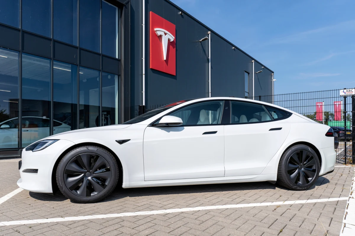 Właściciele samochodów marki Tesla złożyli pozew zbiorowy przeciwko producentowi pojazdów. Nie wiedzieli, że po zalecanej aktualizacji oprogramowania spadnie prędkość ładowania ich aut. Norweski Sąd Najwyższy przyznał im rację i orzekł odszkodowania dla użytkowników.
