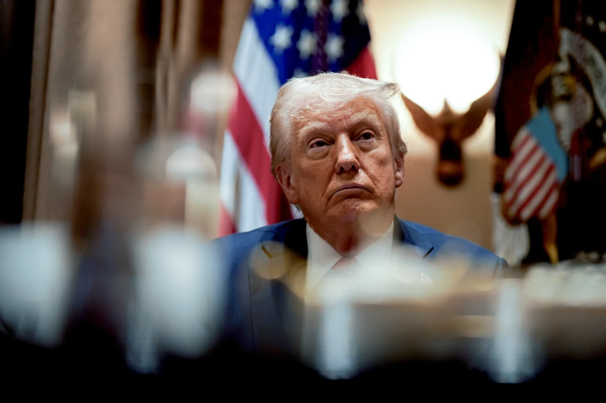 Zawieszone cła na import z Meksyku i Kanady zaczną obowiązywać 4 marca - poinformował prezydent USA. Donald Trump zapowiedział też, że nałoży dodatkową taryfę 10 proc. na produkty z Chin. Ma to związek z dalszym napływem fentanylu przez granice - dodał. Tymczasem statystyki mówią o znacznym spadku przemytu tego narkotyku.