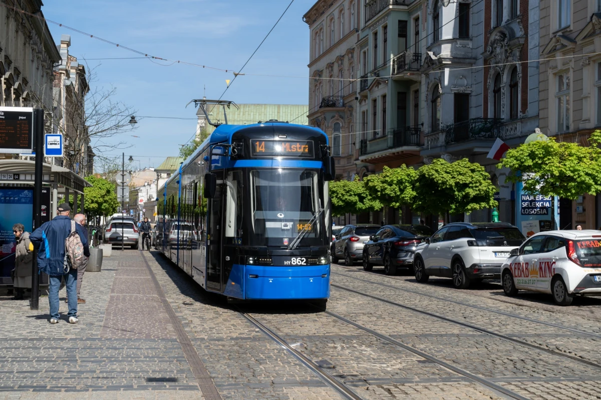 "Wystarczy 1 metr" - tak nazywa się miejska akcja, której celem jest ograniczanie problemu z nielegalnym parkowaniem na torowiskach lub zbyt blisko torów. Nieprzemyślane zachowanie kierowców powoduje zatrzymania i opóźnienia tramwajów, a co za tym idzie ogromne problemy dla pasażerów.