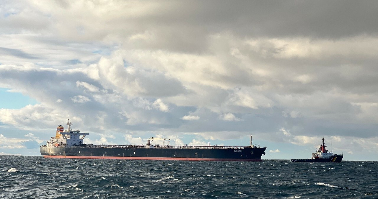 Nadwyżka ropy na światowych rynkach. Ceny paliw pozostaną niskie?