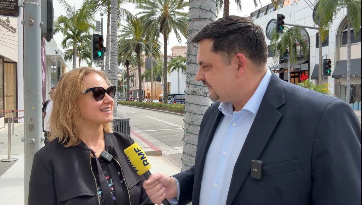 W Hollywood wielkie przygotowania do oscarowej nocy. Do Fabryki Snów zjeżdżają twórcy filmów, którzy mają szanse na statuetki i przedstawiciele największych domów mody, by na miejscu dopilnować, jak na czerwonym dywanie będą prezentować się gwiazdy. Wszystko jest owiane tajemnicą do ostatniej chwili. "Dla nas jest to bardzo duży stres, ponieważ każdy błąd może być zauważony" – powiedziała naszemu korespondentowi Pawłowi Żuchowskiemu Beata Abramowicz, która ubiera jedną z nominowanych gwiazd światowego kina. 