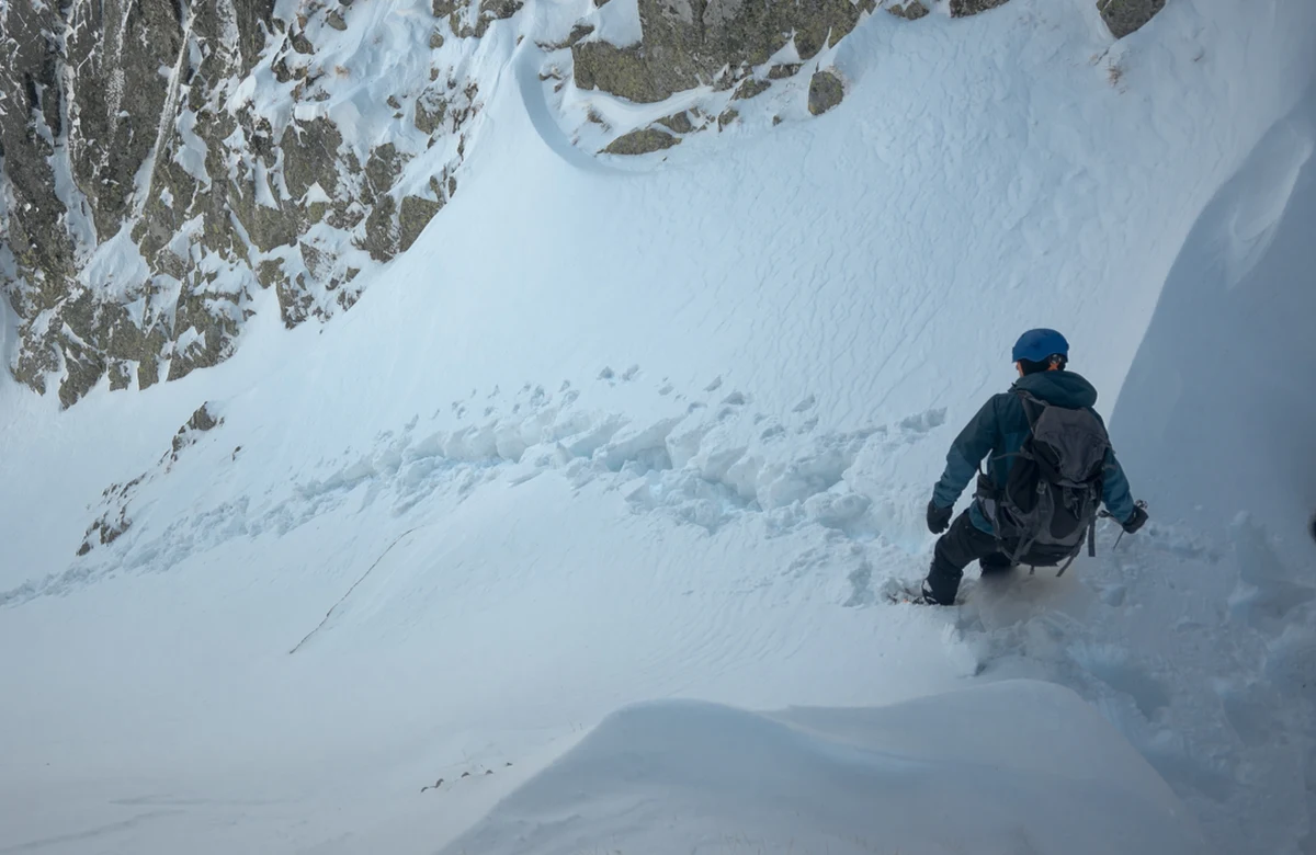 W Tatrach wzrosło zagrożenie lawinowe. Toprowcy ostrzegają przed niebezpieczeństwem w górach. W nocy z czwartku na piątek w Zakopanem spadło kilka centymetrów białego puchu. Na Kasprowym Wierchu pokrywa śnieżna ma ok. 70 cm.