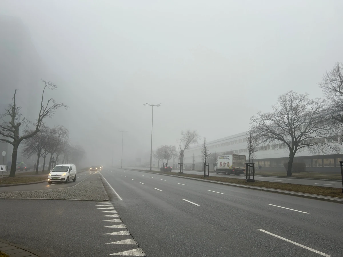 Od latarni Rozewie po Suwałki, od Trójmiasta po Włocławek obowiązują alerty I stopnia IMGW ostrzegające przed gęstymi mgłami. "Widzialność może miejscami wynosić poniżej 200 metrów" – informują synoptycy. "Nie widziałam mojego miejsca pracy, myślałam, że zniknęło" - powiedziała w Gdańsku jedna z rozmówczyń reportera RMF FM.