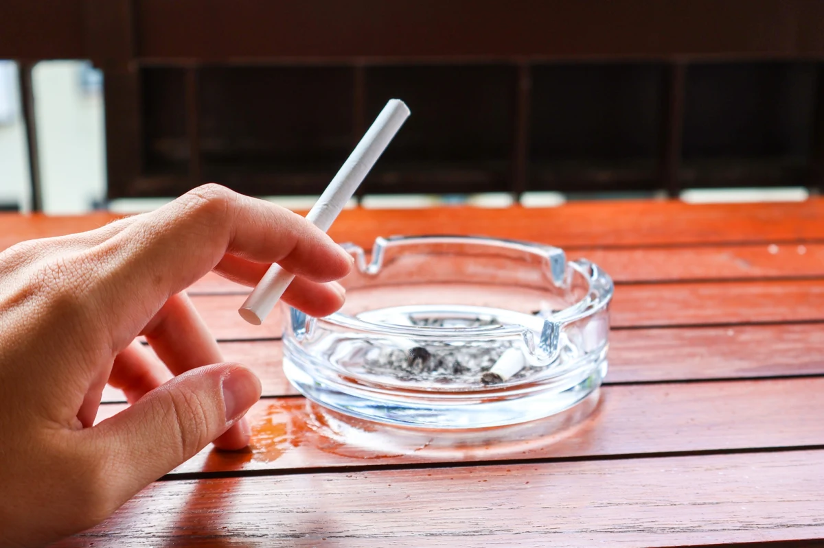 Od 1 marca rośnie akcyza na artykuły tytoniowe. Oznacza to, że cena paczki papierosów w Polsce przekroczy kwotę 20 zł. To nie koniec. Według szacunków Ministerstwa Finansów w 2027 r. opakowanie papierosów ma kosztować około 26 zł.