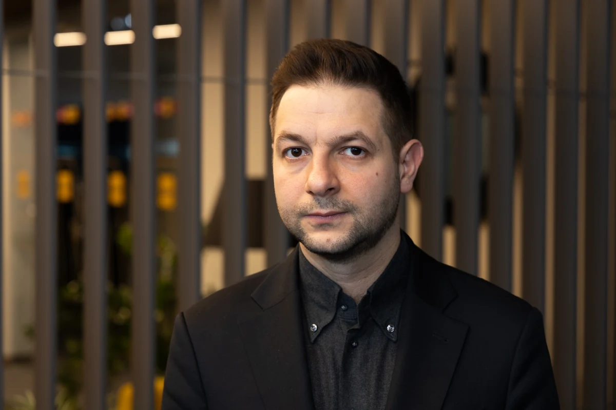 "Młode pokolenie polityków powinno być pokoleniem poważnym" – powiedział w Porannej rozmowie w RMF FM europoseł PiS Patryk Jaki. Polityk poddał krytyce niektóre zachowania działaczy Konfederacji, które - jego zdaniem - nakręcają sprzeczną z polską racją stanu nienawiść do Ukrainy i Ukraińców. Gość Tomasza Terlikowskiego mówił, że "nie nosi w plecaku buławy prezesa PiS", a bliskim mu ideowo kandydatem na następcę Jarosława Kaczyńskiego jest Przemysław Czarnek.