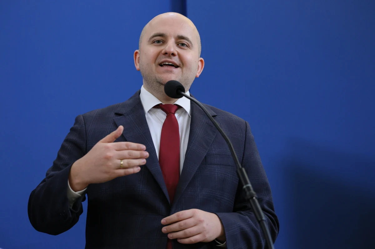 Wniosek o uchylenie immunitetu i zgodę na aresztowanie Dariusza Mateckiego trafił już do sejmowej komisji regulaminowej. Poseł PiS, któremu prokurator chce postawić zarzuty związane z Funduszem Sprawiedliwości i fikcyjnym zatrudnieniem w Lasach Państwowych, jeszcze go nie otrzymał. Jeśli Matecki nie złoży oświadczenia o zrzeczeniu się immunitetu, Sejm będzie mógł zagłosować o jego uchyleniu już w najbliższy czwartek.