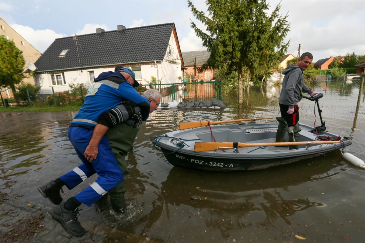 Przeszkolenie mieszkańców terenów popowodziowych na wypadek ewakuacji i usprawnienie systemu ostrzegania przed powodzią - to plany Wód Polskich. Wrześniowy kataklizm obnażył wiele niedociągnięć w tych kwestiach. Powodzianie - na przykład z okolic Stronia Śląskiego - byli wtedy odcięci od sieci komórkowej i internetu. Reporterce RMF FM mówili, że alarm o zagrożeniu został ogłoszony zbyt późno. 