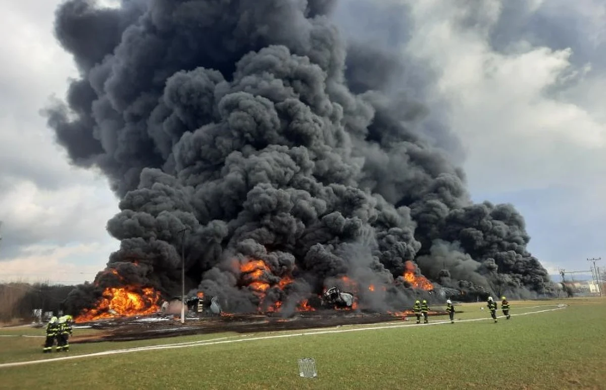 W miejscowości Hustopecze nad Beczwą na Morawach wykoleiły się w piątek wagony towarowe i cysterny przewożące benzol. Doszło do wycieku łatwopalnej substancji i wybuchł potężny pożar. Nie ma informacji o poszkodowanych.