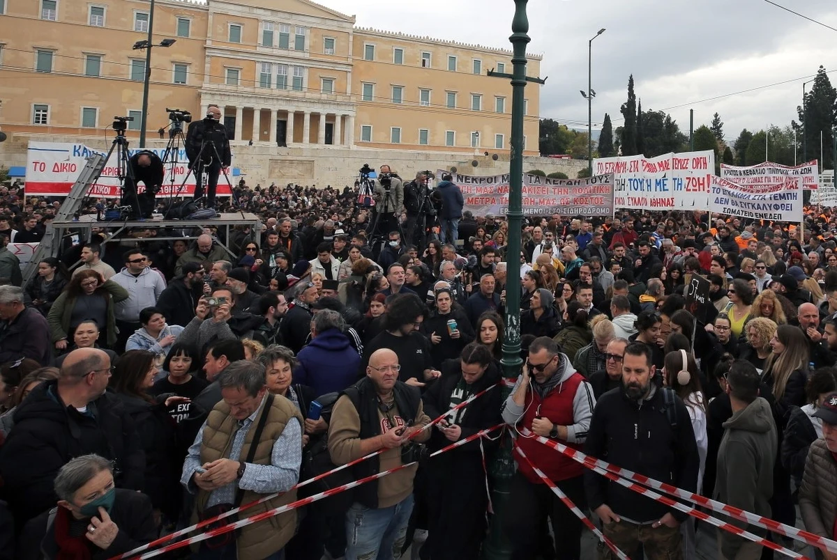 Setki tysięcy ludzi zgromadziły się w miastach i miasteczkach w całej Grecji w piątek, aby domagać się sprawiedliwości w drugą rocznicę najtragiczniejszej katastrofy kolejowej w kraju. Strajkujący pracownicy uziemili loty oraz wstrzymali transport morski i kolejowy. Na Placu Syntagma w centrum Aten zgromadziły się dziesiątki tysięcy osób. W pewnym momencie na teren parlamentu wrzucono koktajle Mołotowa. Liczba poszkodowanych w zamieszkach wzrosła do 29.