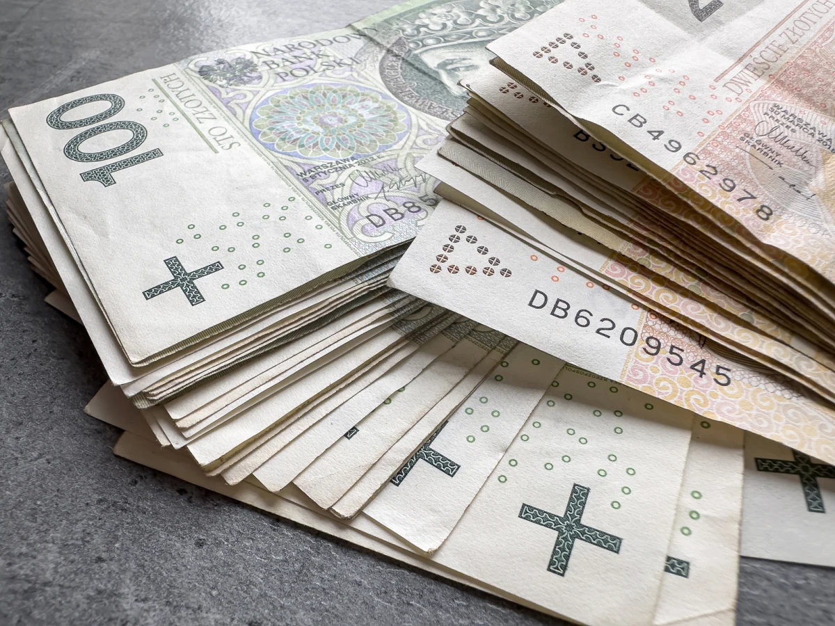 Oszustwa, wyłudzenia i kradzieże nawet 1 miliona złotych. Tyle miał stracić starszy mieszkaniec Łomży (Podlaskie), który otrzymał wygraną na loterii i stracił ją w wyniku przestępczych działań. Zatrzymano pięć osób, szósta jest poszukiwana.