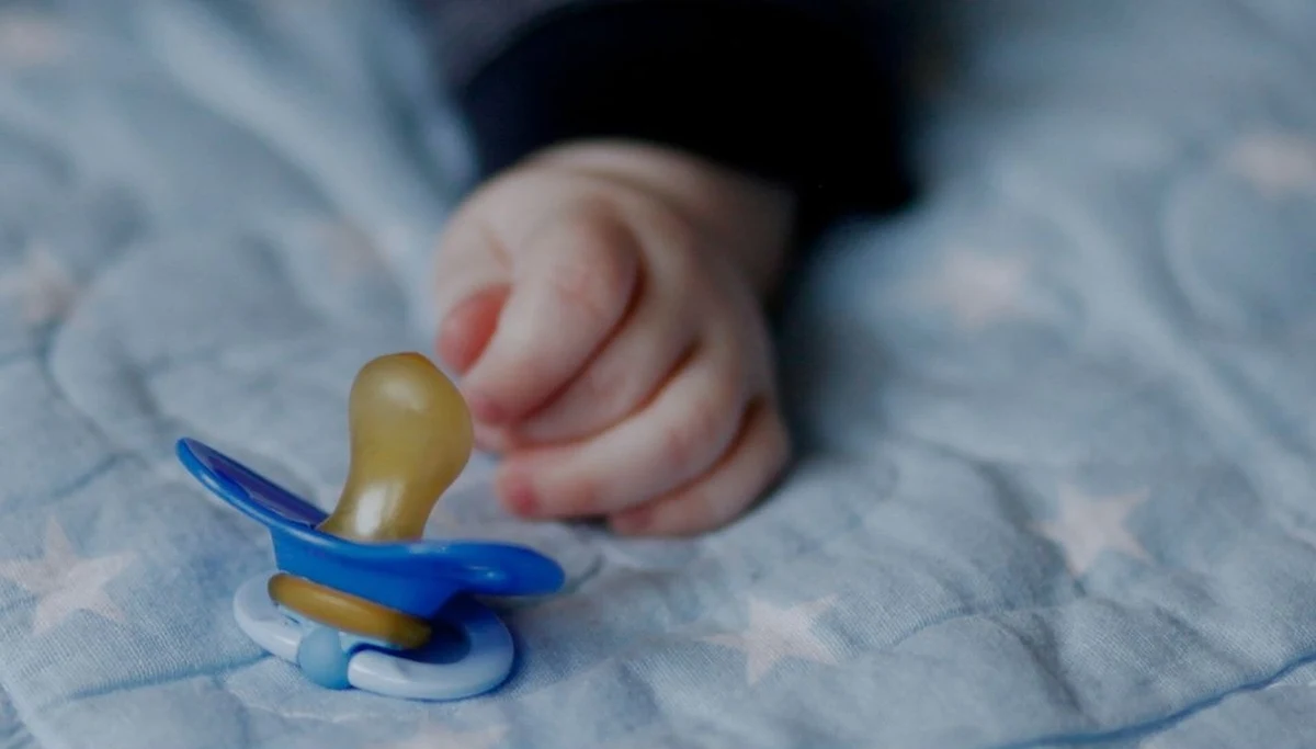 Zarzut znęcania się nad swoją 3-miesięczną córką, narażenia jej na bezpośrednie niebezpieczeństwo utraty życia oraz spowodowania u niej licznych obrażeń na całym ciele, usłyszała w piątek 25-letnia kobieta. Niemowlaka policja odnalazła w środę w mieszkaniu w Łodzi. Dziewczynka leżała twarzą do ziemi. Prokuratura w piątek poinformowała, że miała "liczne sińce, otarcia naskórka, obrzęki w powłokach głowy oraz wybroczyny krwawe śródskórne w powłokach tułowia". Miała pogryzioną twarz i o mało się nie udusiła.