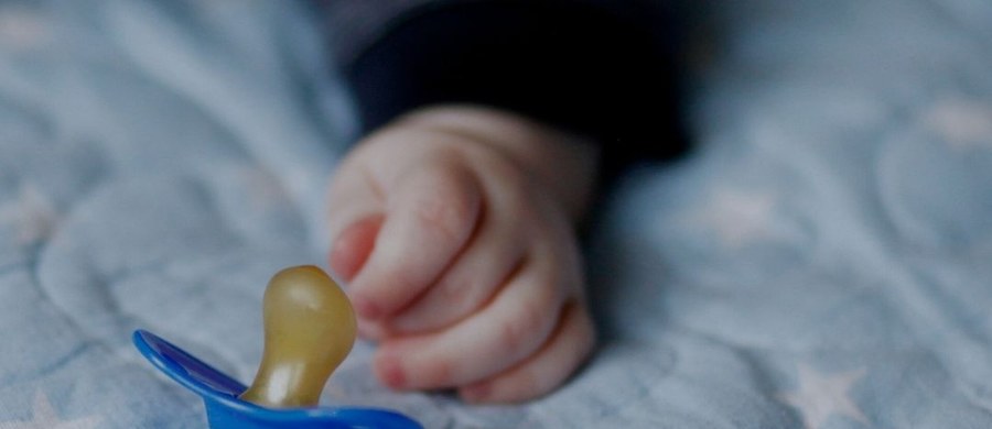 Zarzut znęcania się nad swoją 3-miesięczną córką, narażenia jej na bezpośrednie niebezpieczeństwo utraty życia oraz spowodowania u niej licznych obrażeń na całym ciele, usłyszała w piątek 25-letnia kobieta. Niemowlaka policja odnalazła w środę w mieszkaniu w Łodzi. Dziewczynka leżała twarzą do ziemi. Prokuratura w piątek poinformowała, że miała "liczne sińce, otarcia naskórka, obrzęki w powłokach głowy oraz wybroczyny krwawe śródskórne w powłokach tułowia". Miała pogryzioną twarz i o mało się nie udusiła.