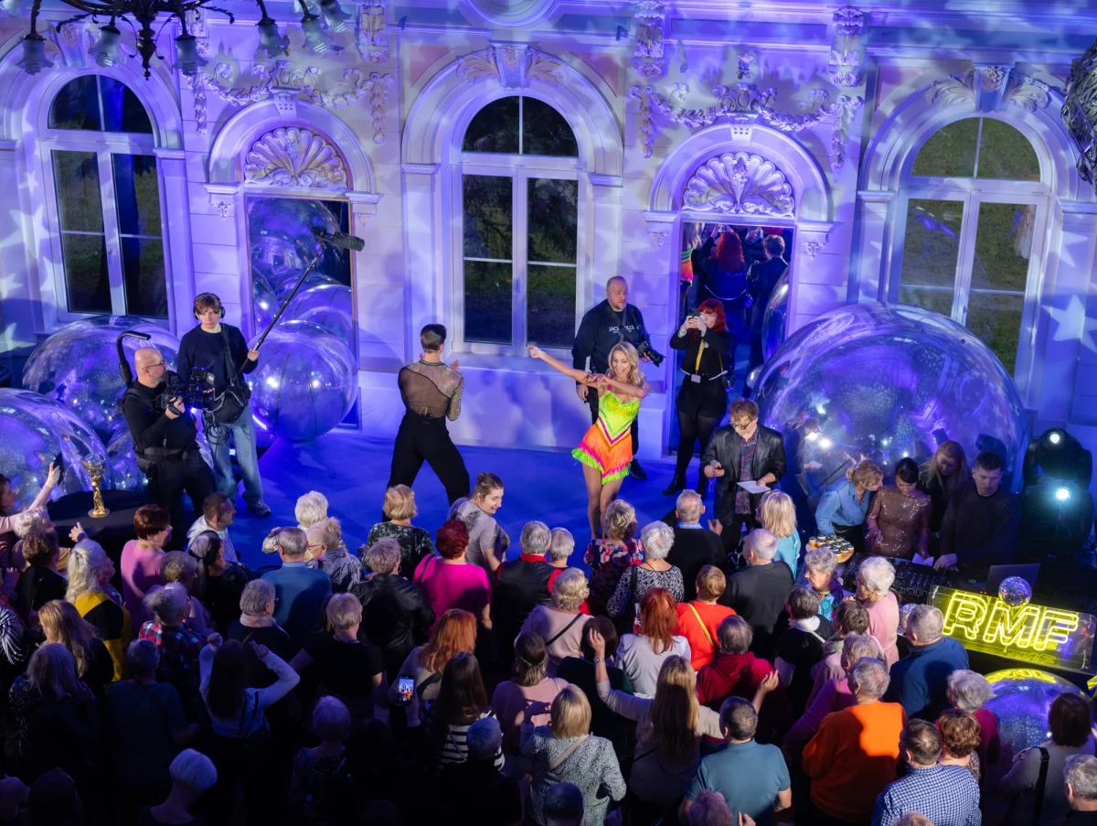Tańczyć każdy może! Przekonywali do tego uczestnicy piątkowego wydarzenia "Taniec z gwiazdami. Potańcówka" w Ciechocinku. Była to specjalna rozgrzewka przed startem kolejnej edycji kultowego programu "Taniec z gwiazdami". W niedzielę na parkiecie będzie można zobaczyć m.in. naszą redakcyjną koleżankę Olę Filipek, której gorąco kibicujemy!