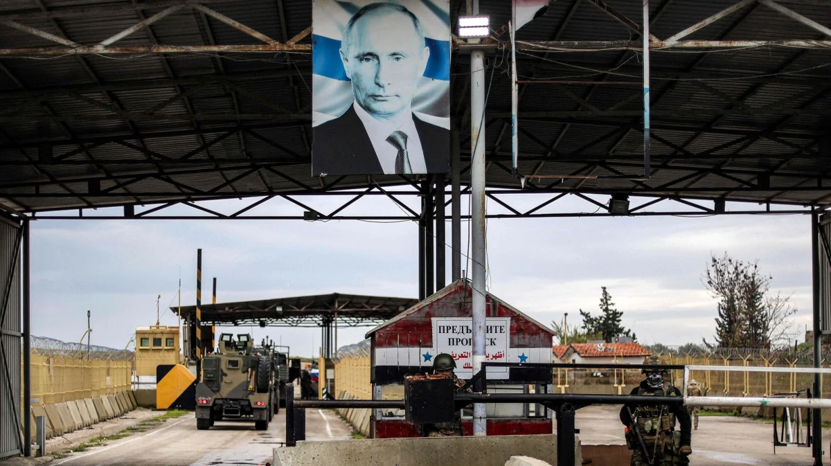 Izrael lobbuje w Stanach Zjednoczonych na rzecz pozostawienia w Syrii rosyjskich baz wojskowych. Te działania mają na celu utrzymanie Syrii jako słabego gracza regionalnego i podważenie wpływów Turcji, która wsparła militarne powstanie przeciwko reżimowi Baszara al-Asada, zyskując przychylność obecnych władz w Damaszku.